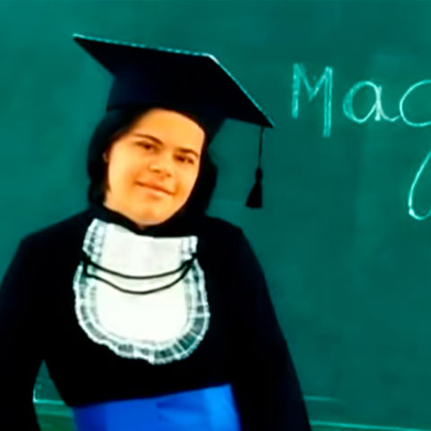 Primeira professora com síndrome de Down do Brasil. Ela chegou a ser agredida durante o magistério, além de passar por constrangimentos. Lançou o livro Débora Seabra conta histórias e ganhou o prêmio Darcy Ribeiro de Educação, em 2015.