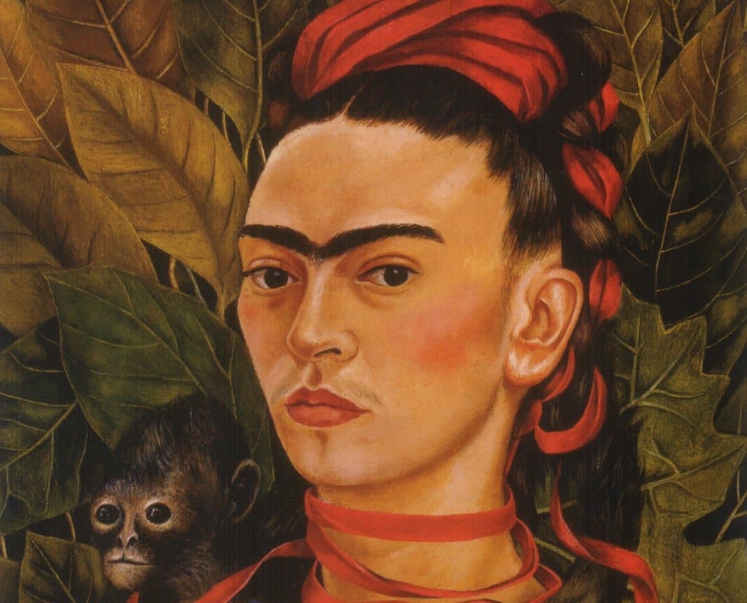 Na época da tragédia, Frida passou a desenvolver sua vocação artística, produzindo autorretratos graças a um espelho que sua mãe posicionou sobre a cama. 
