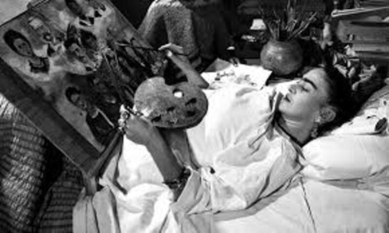 Frida foi encontrada morta no dia 13 de julho de 1954. O atestado de óbito apontou embolia pulmonar como a causa da partida da artista.
