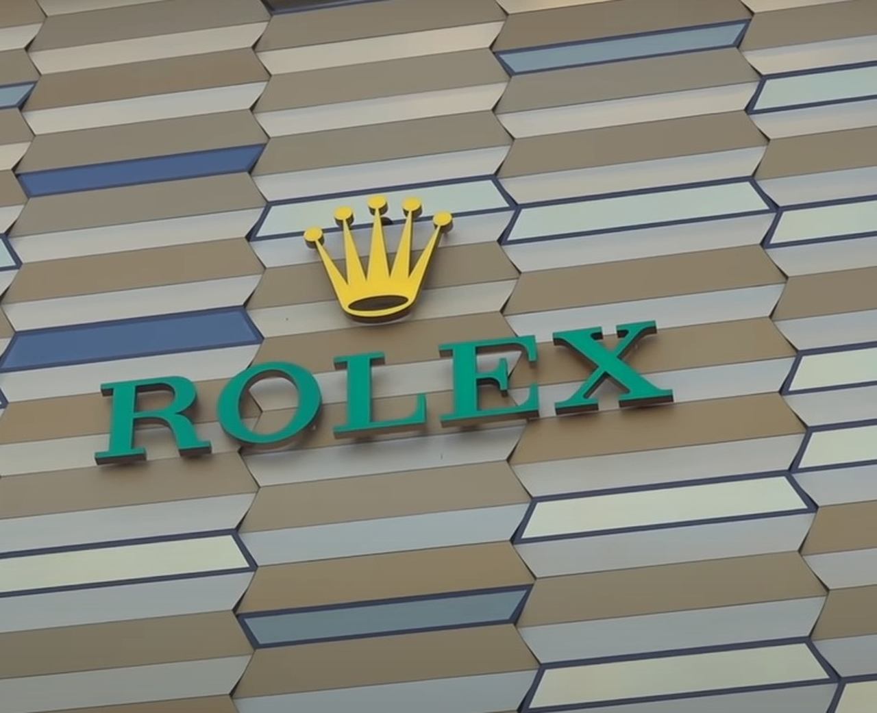 8º) Rolex: US$ 10,71 bilhões - Rolex S.A. é uma empresa fabricante de relógios de pulso de luxo, fundada em Londres no ano de 1905 pelo relojoeiro alemão Hans Wilsdorf e Alfred Davis. Fabrica anualmente cerca de 2 milhões de relógios e tem sede em Genebra. 