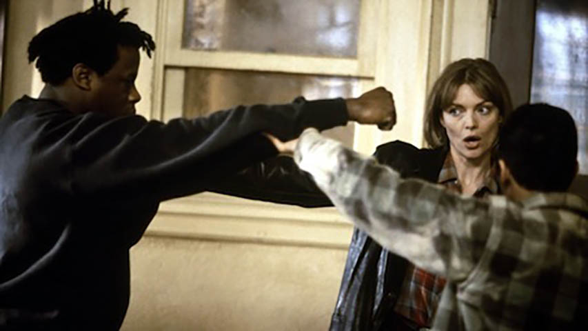 Michelle Pfeiffer vive a professora de inglês, ex-oficial da Marinha, que, para enfrentar a rebeldia dos alunos, decide dar aulas com caratê e músicas de Bob Dylan, com métodos nada convencionais. 