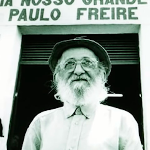 O educador e filósofo foi um dos responsáveis pela criação da Teoria Crítica e implementou um método de alfabetização no Brasil. A partir de palavras-chave, jovens e adultos foram alfabetizados em 45 dias. 