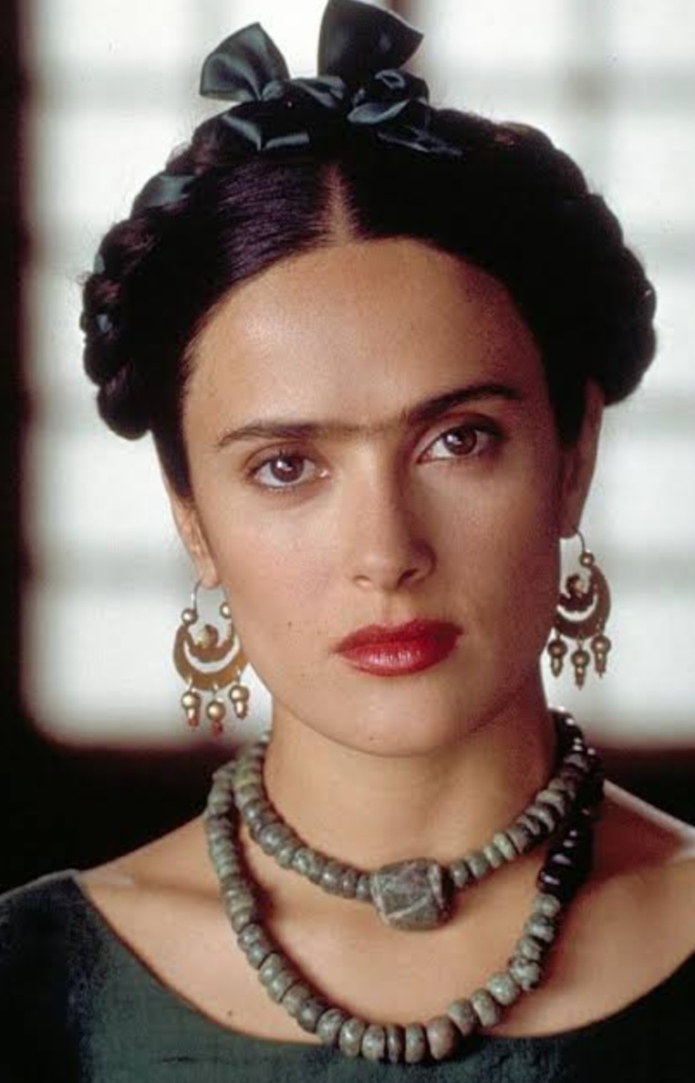 Esses e outros fatos que agitaram a vida da artista plástica foram retratados no filme ”Frida”, de 2002, que tem Salma Hayek no papel de Frida e Alfred Molina como Diego Rivera.
