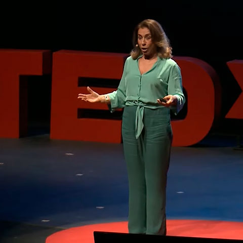 Criou a Escola Uerê, na favela da Maré, um projeto com o objetivo de ensinar crianças e adolescentes com dificuldade de aprendizado devido aos traumas do convívio diário com a violência.