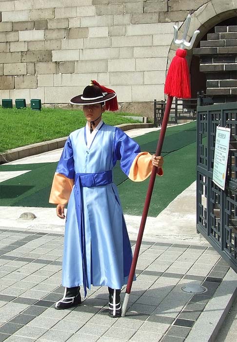 Em outras nacionalidades, o tridente também possui o significado de proteção, mas com outro nome, como o dangpa uma lança coreana usado por guardas locais.