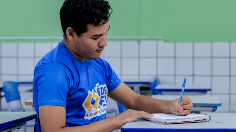 FORTALEZA, CEAR&Aacute;, BRASIL, 16-10-2024: Marley Jonathan na escola Her&aacute;clito de Castro, no bairro Jo&atilde;o XXIII. Ele &eacute; benefici&aacute;rio do P&eacute;-de-Meia. (Foto: Samuel Set&uacute;bal/ O Povo)