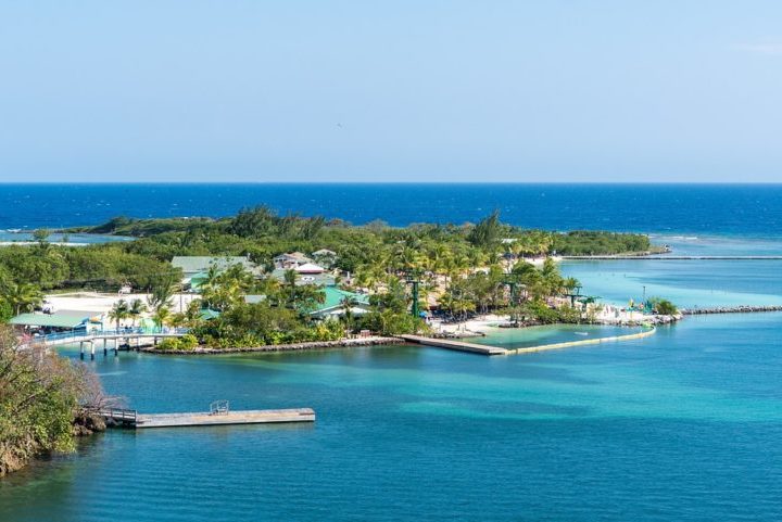 Para a terceira viagem, partiu em 1498, com seis naus, tendo chegado à ilha da Trinidad. Rumando ao sul, chegou a uma grande terra que pensou ser uma ilha, a que chamou de Terra de Gracia nel Golfo de Paria, localizado na foz do delta do rio Orinoco (Venezuela). Na quarta viagem, chegou à Ilha de Pinos em Honduras.