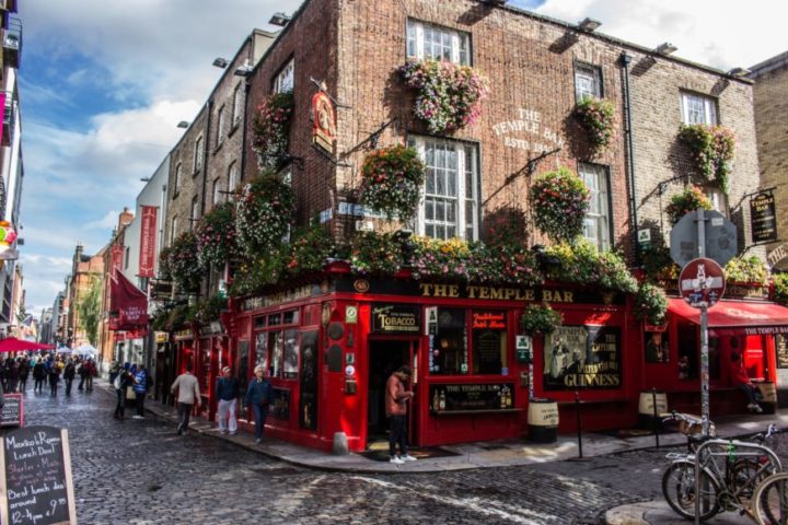 2º) Irlanda - População: 5 milhões de habitantes; Capital: Dublin; PIB Per capita: US$ 46.769; Índice de Desenvolvimento Humano (IDH): 0,942.