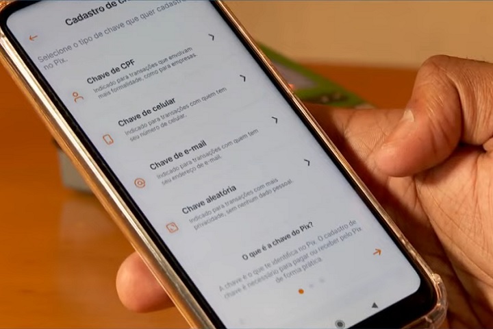 Ainda nesta segunda-feira (14/10), clientes de vários dos maiores bancos do país alegaram terem enfrentado instabilidade no sistema PIX. 