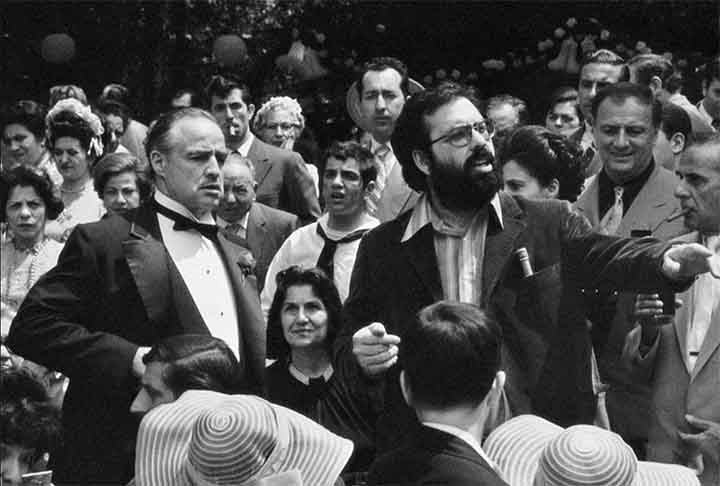 A trilogia de “O Poderoso Chefão” (“The Godfather”) é uma adaptação do romance best-seller homônimo de Mario Puzo. Ela narra a história da família mafiosa Corleone e tem no elenco Marlon Brando (Vito Corleone) e Al Pacino (Michael Corleone).
