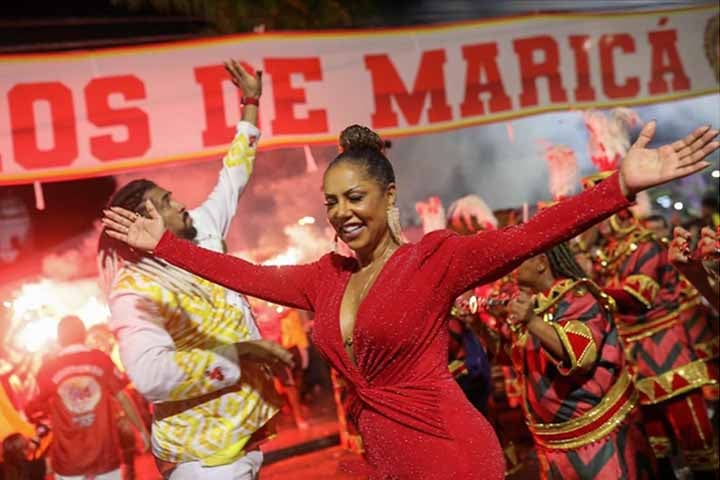 A eterna Globeleza pisou na Sapucaí após 20 anos como embaixadora da escola de Maricá. Ela desfilou com vestido longo e explicou a escolha: ‘Eu acho que essas fantasias não combinam mais comigo. Eu sonhei com essa roupa, idealizei cada detalhe.”
