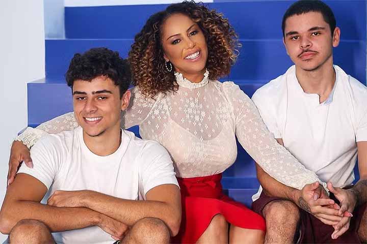 Valenssa, de 52 anos, falou sobre a experiência de morar separada dos filhos João Henrique, de 21 anos, e José Gabriel, de 20 anos. 

