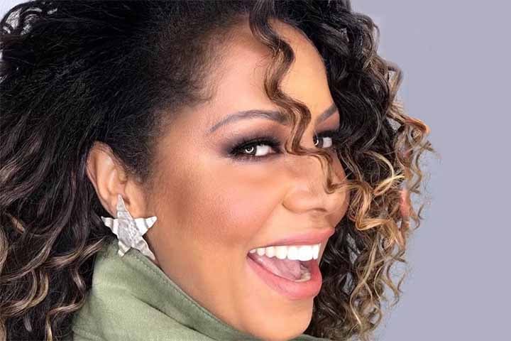 Valéria Valenssa nasceu no dia 5 de outubro de 1971 no Rio de Janeiro. Sua carreira artística teve início aos 15 anos, em desfiles e atuando em comerciais. 

