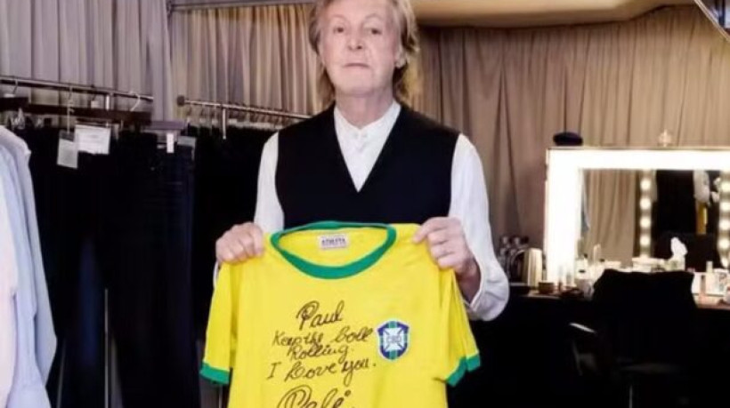 Rei do Futebol havia assinado a camisa em 2019. Ao receber o presente em turnê no Brasil, cantor disse ser um tesouro