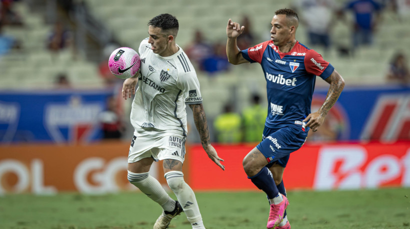 Saravia e Breno Lopes disputam lance no jogo Fortaleza x Atlético-MG, no Castelão, pelo Campeonato Brasileiro Série A 2024