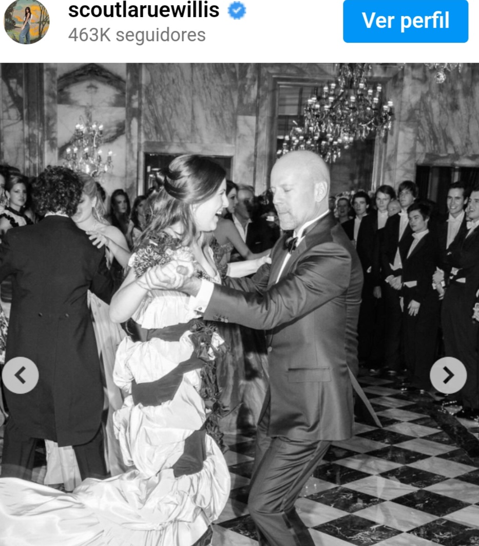 Scout também postou fotos e destacou um delas em que estava com o pai num baile: Ele me conduziu pelo salão com a confiança de um jovem  e uma elegância travessa que rezo para ter herdado.