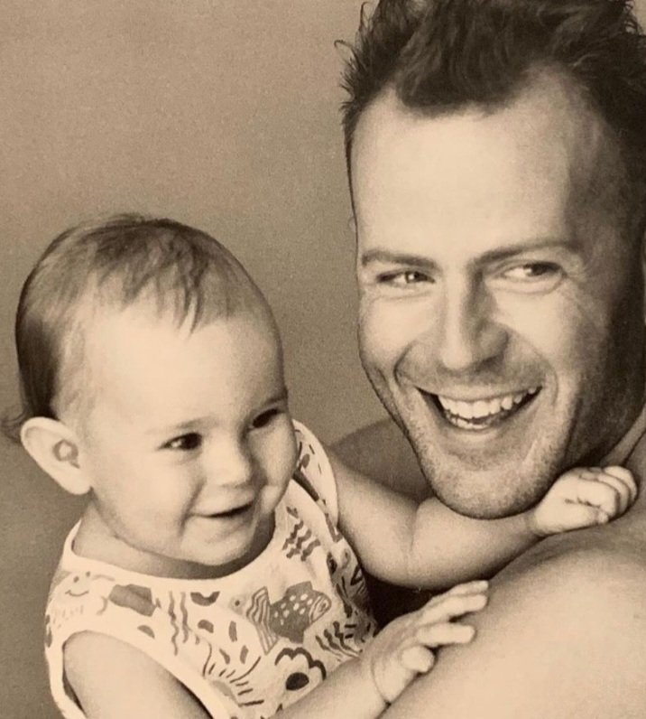 Rummer, a primogênita, postou na ocasião fotos nas redes sociais mostrando momentos em que ela, ainda bebê, estava com o pai . Às vezes, gostaria de ser pequena o suficiente para me aconchegar no teu peito outra vez, rir e te abraçar”, disse