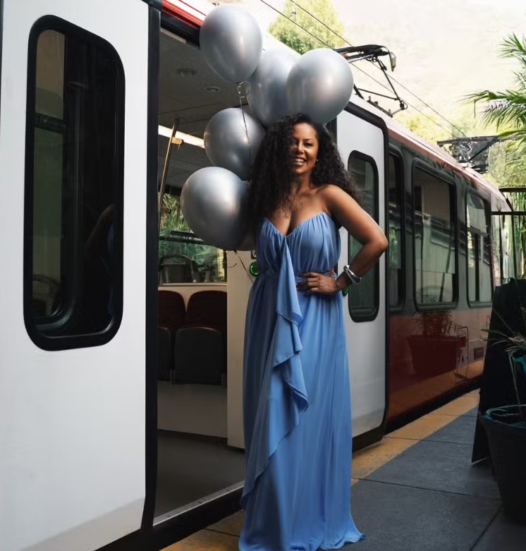 “Estou completando 53 anos com muita gratidão. Nunca fui muito ligada a essa coisa de números, mas gosto de comemorar a vida. Amo viver e já passei por situações muito delicadas, de morte com um queda de avião. Então, se Deus me permitiu estar viva e comemorar mais uma ano de vida, vamos comemorar”, declarou Valenssa. 

