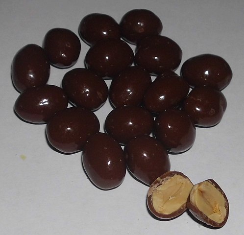 Amendoim Coberto com Chocolate- Com uma combinação clássica de texturas, é doce e crocante. Comum em diversas regiões, especialmente como guloseima ou sobremesa. Cerca de 150 calorias a cada 30 gramas.