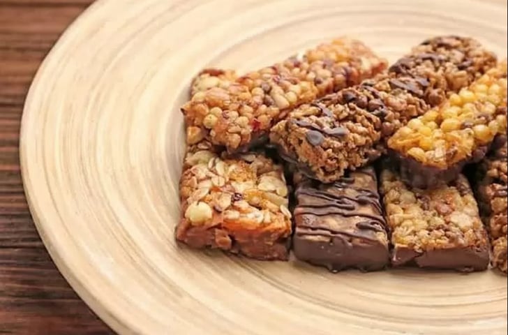 Barras de cereais com Amendoim- Mistura de amendoim, frutas secas, granolas e outros ingredientes nutritivos. Facilmente achada, é uma ótima alternativa para o lanche, pois é prática e energética. Varia, de 126 a 200 calorias por barra, dependendo da composição.