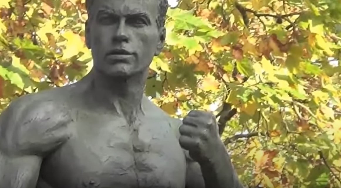 Com o enorme sucesso da carreira, foi homenageado em Bruxelas, na Bélgica, sua terra natal, com uma estátua feita de bronze. 