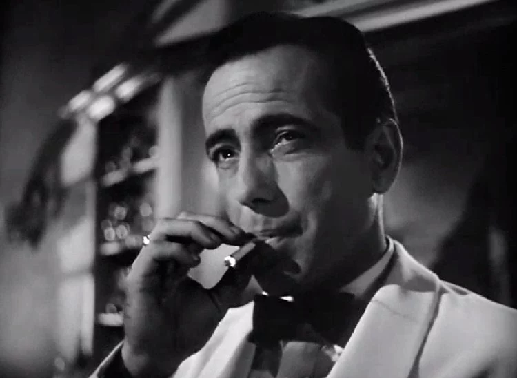Humphrey Bogart, no clássico Casablanca, interpreta o charmoso Rick Blaine. Personagem tão cativante que divide o coração de Ilsa Lund (Ingrid Bergman). E em cenas atraentes, ele dava uma tragada no cigarro. 