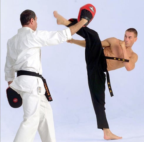 Tenho muito orgulho deles [dublês] porque eles me fazem parecer muito forte. [...] Precisamos de dublês, eles são ótimos. Contudo, quando o assunto é sua marca registrada, Van Damme ressalta que não há a utilização de dublês. Quando dou um chute, essa é minha especialidade, não há dublês., disse.