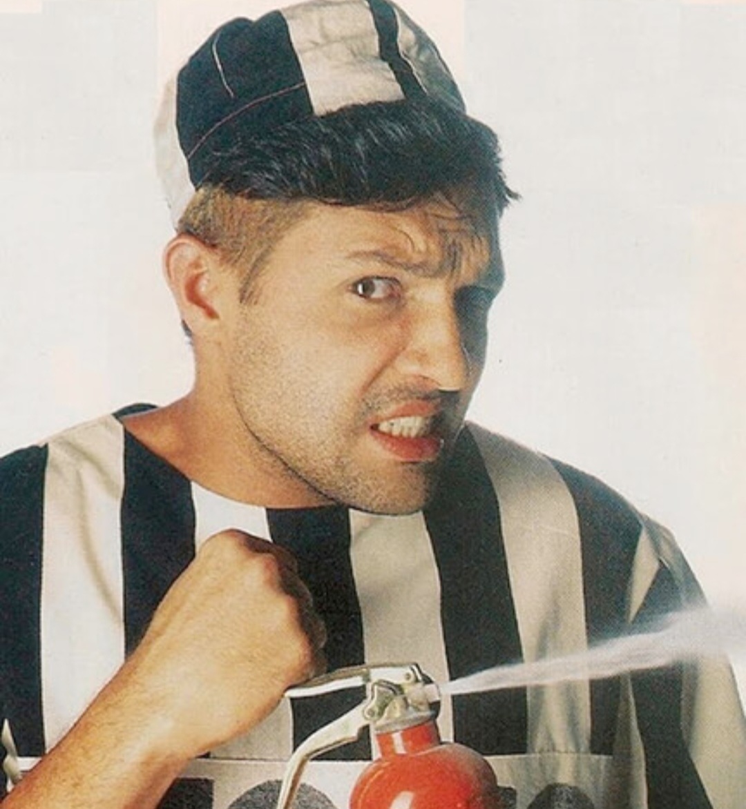 O músico Sérgio Reoli, baterista dos Mamonas Assassinas, teria feito 55 anos no dia 30 de setembro de 2024. Ele morreu precocemente aos 26 anos no acidente aéreo que matou todos os integrantes da banda.