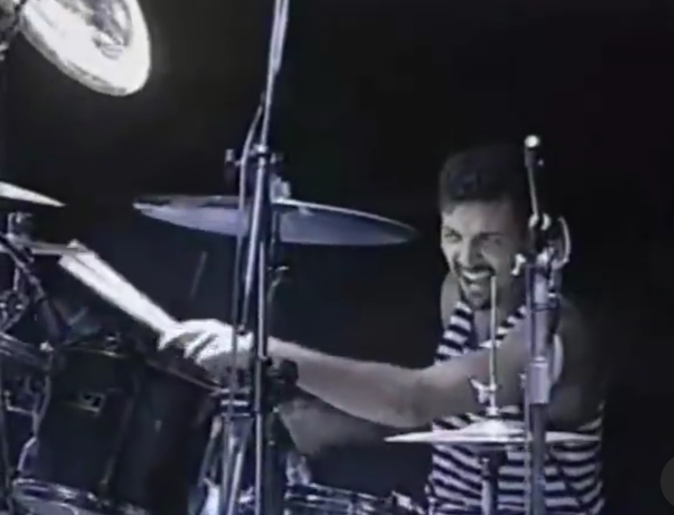 Conhecido por seu estilo vigoroso de tocar a bateria e por  ter extremo bom humor, sendo um piadista no grupo, Sergio nasceu em Guarulhos e era irmão mais velho de Samuel, baixista dos Mamonas