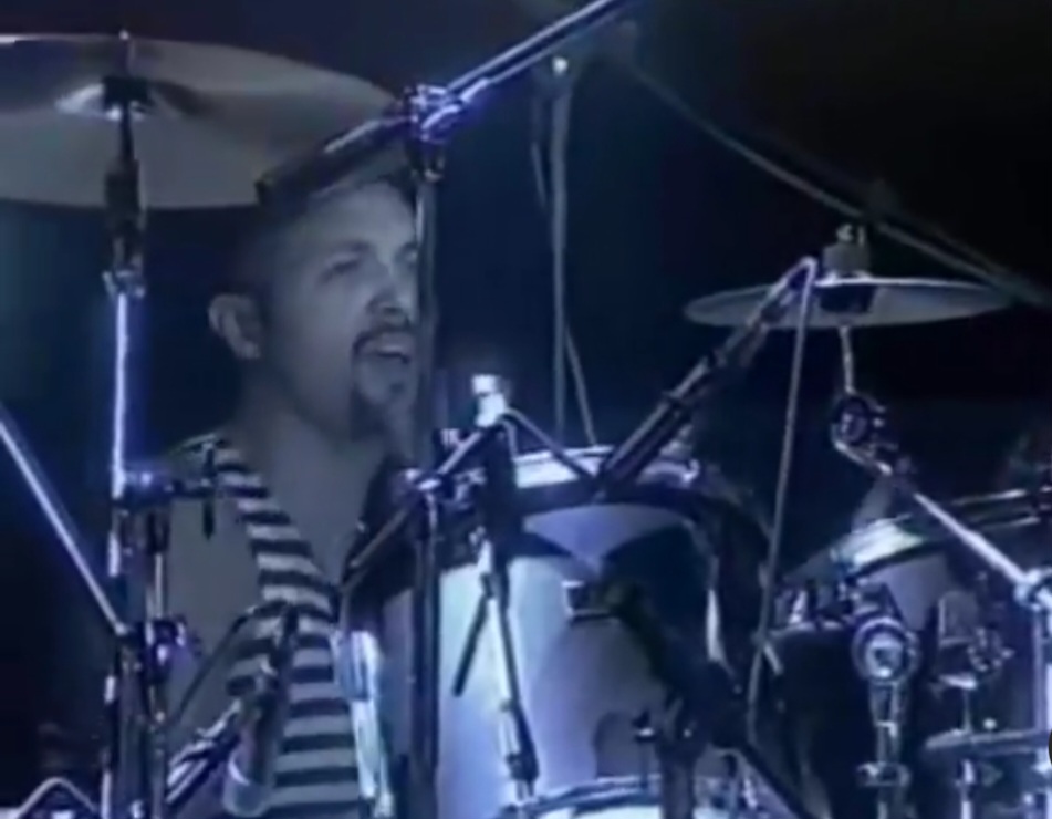 Descendente de um grupo sertanejo chamado Irmaos Oliveira, Sergio tinha nspirações em  bandas nacionais e internacionais, como Red Hot Chili Peppers, Rush, Barão Vermelho, Titãs e Paralamas do Sucesso.