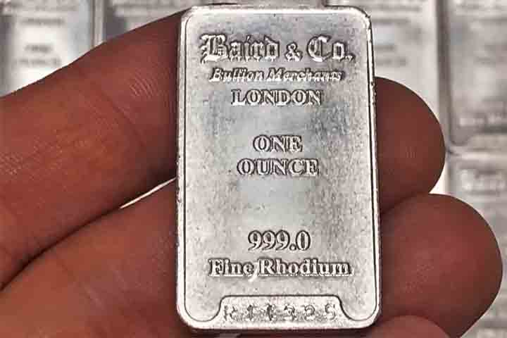 É também possível extrair o ródio de combustível nuclear queimado, que contém alguma quantidade deste metal. Os radioisótopos obtidos apresentam períodos de meia-vida de até 45 dias.