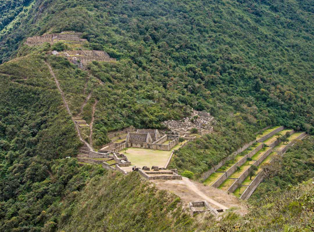 Em 24 de junho, os espanhóis tomaram posse de Vilcabamba. Nesta ocasião, Sarmiento dirigiu as solenidades, levantou o estandarte real. Enquanto isso ocorria, Túpac Amaru, acompanhado por seus guerreiros, rumou a oeste, pelas matas das várzeas.