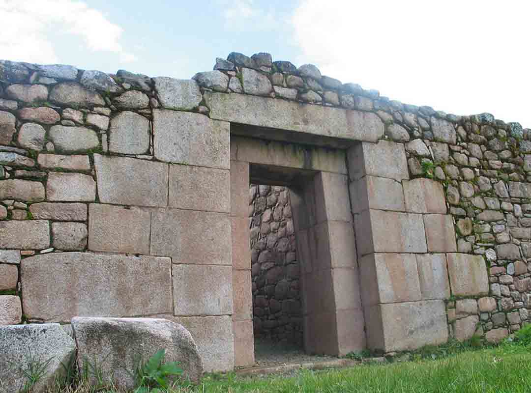 O vice-rei declarou a guerra em 14 de abril de 1572. Para liderar a expedição, foi contratado o conquistador Martín Hurtado de Arbieto. As tropas eram compostas de várias peças de artilharia, 250 soldados espanhóis e 2.500 aliados nativos, entre os quais mil eram Cañaris, inimigos mortais dos Incas rebeldes. 