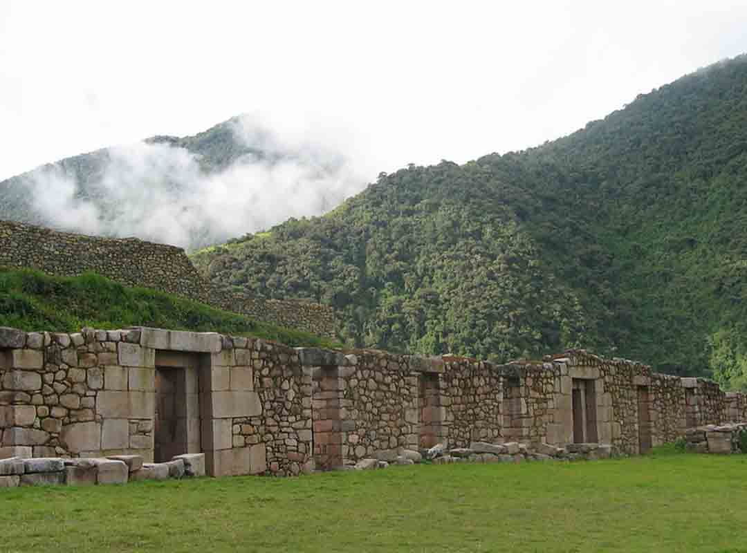Na defesa de Vilcabamba, Túpac Amaru tinha cerca de 2.000 soldados, dos quais 600 ou 700 eram guerreiros antis (intitulados de chunchos pelos incas de Cusco). O falecido Titu Cusi dizia, aos espanhóis, que o grupo ainda praticava o canibalismo.