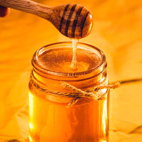 Mel: Produzido a partir do néctar recolhido de flores e processado pelas enzimas das abelhas,  pode ser um bom acompanhante para frutas e cereais, adoçante de sucos naturais, etc. Possui vitaminas (do complexo B, C, D e E) e minerais.