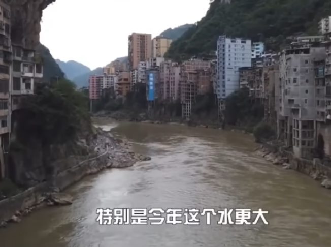 A cidade é desse jeito por conta de alguns aspectos bem particulares. Um deles é o fato dela estar localizada às margens do rio Hengjiang, cercada por altas e íngremes montanhas de ambos os lados, além de uma vegetação densa.