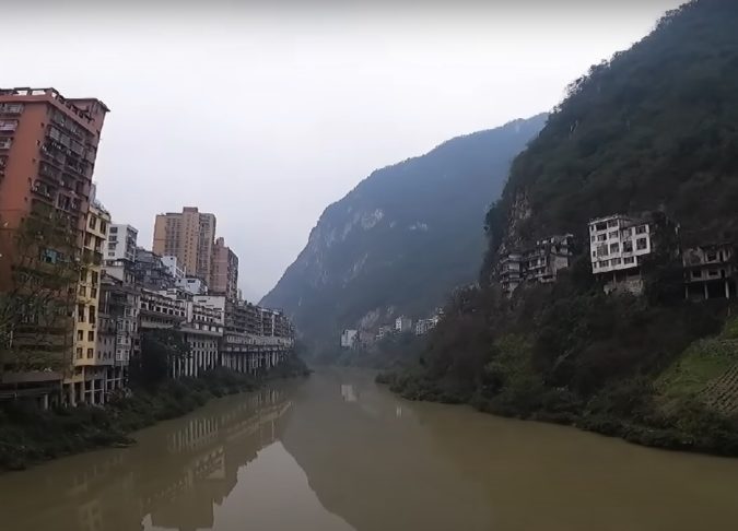 Além da excentricidade da cidade em si, as principais atrações turísticas de Yanjin incluem o Vale de Yanjin (foto), a Ponte de Pedra de Shuanglong, o Templo de Baisha e as Grutas de Longyu.