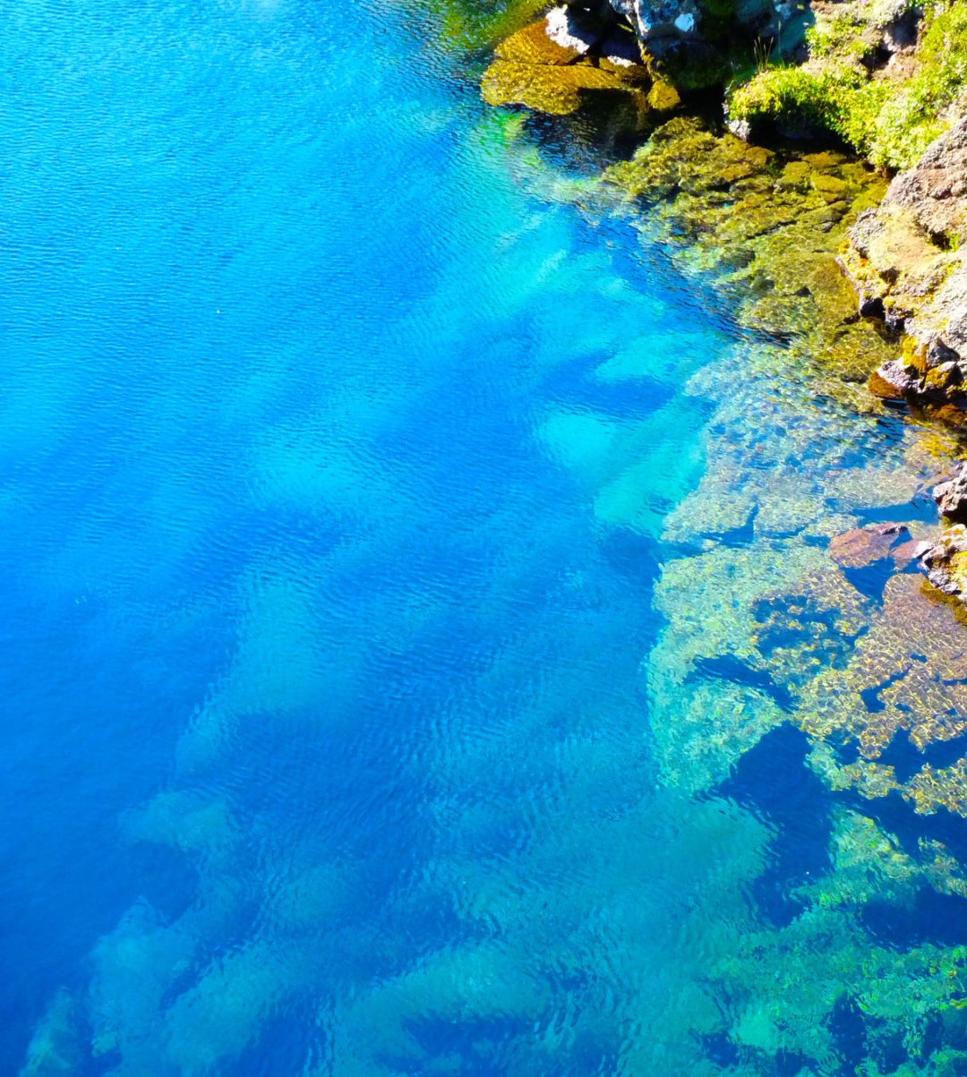 As cores vibrantes do lugar chamam a atenção: a luz do sol reflete nas paredes da fenda, criando tons de azul, verde e até roxo.