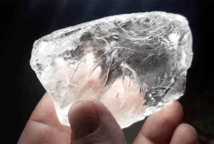 Diamante - Formado por carbono puro cristalizado,  o diamante é nativo das jazidas da África do Sul, Rússia e Austrália em depósitos kimberlíticos e aluviões. Símbolo de luxo e eternidade, é utilizados em várias joias valendo milhões.