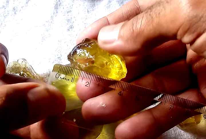 Green Gold (Ouro Verde)- Valorizada por sua aparência semelhante à da jade, é composta por serpentina, presente em depósitos metamórficos, geralmente de cor verde. Sua extração ocorre principalmente nos Estados Unidos,  Itália e África do Sul.