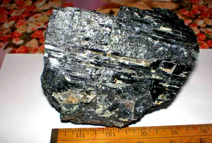 Turmalina Negra- Formada em pegmatitos, é uma variação da turmalina, geralmente preta ou marrom-escura. Os países onde sua extração é mais comum são Brasil, EUA e Madagascar. Conhecida por suas propriedades de proteção contra energias negativas.