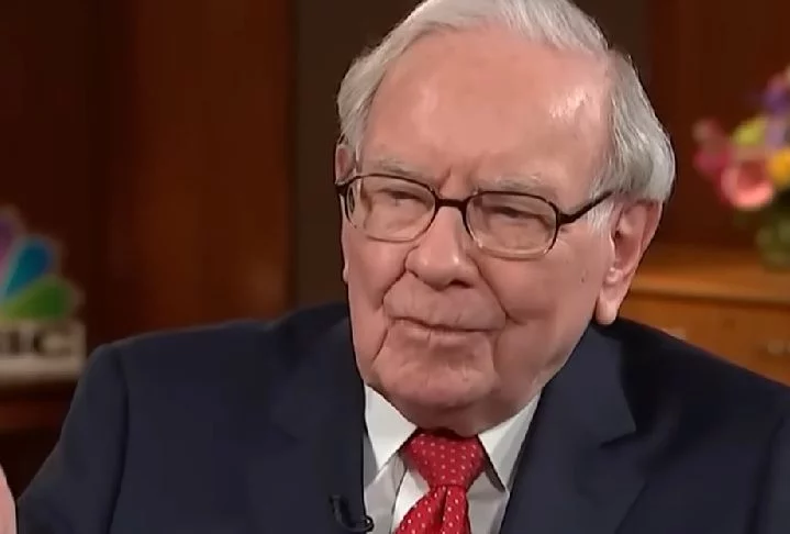 Atualmente com 94 anos, Warren Buffett continua fazendo doações anuais para a Fundação Gates, criada por Bill Gates e sua ex-esposa Melinda.