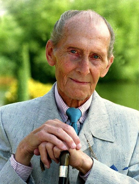 Peter Cushing ficou conhecido por papéis em filmes de terror nas décadas de 1950,60 e 70. Prolífico , ele atuou em mais de 100 filmes. 