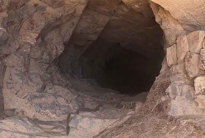 Ele é um antigo distrito de mineração de prata, que ficava localizado a 30 km ao sul de Vallenar. Uma investigação de Ignacio Domeyko chegou a conclusão de que haviam 150 minas individuais ativas no distrito de Água Amarga em 1822. Calera, Colorada e Aris eram as mais produtivas do local.