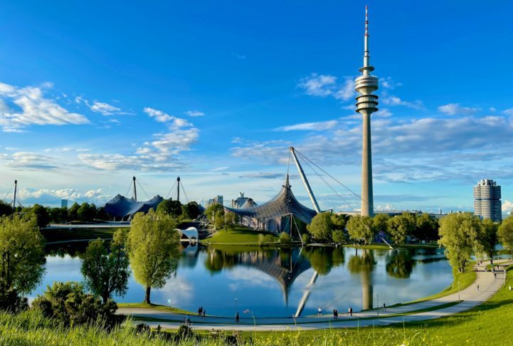 A Olympiaturm, torre de TV construída para os Jogos Olímpicos de 1972, é um dos destinos mais conhecidos para quem quer ter uma vista panorâmica da cidade.