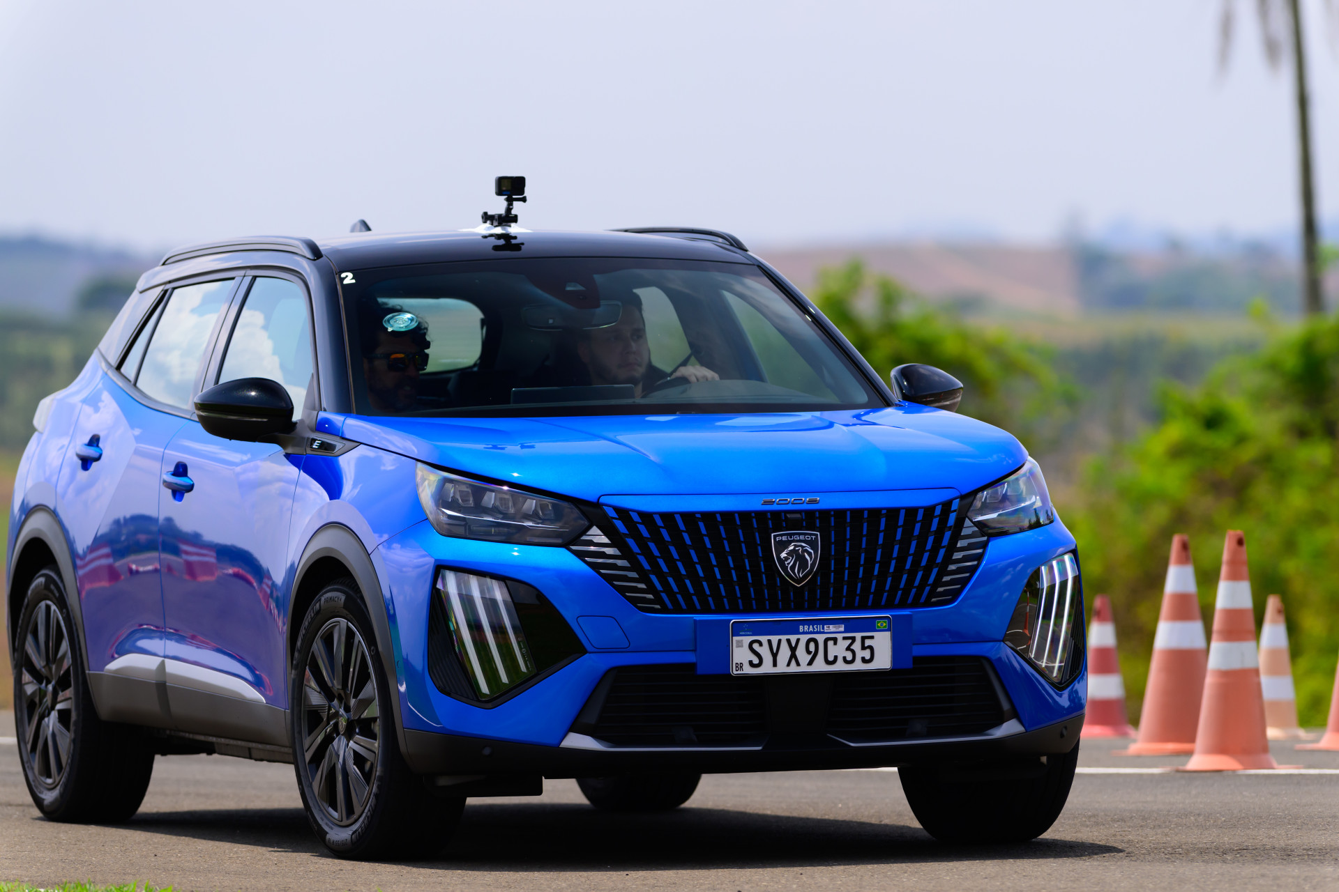 O novo e-2008 perfilando durante circuito para jornalistas em Tuiuti (SP). Na foto, o jornalista do O POVO, Victor Barros