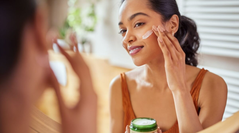 O ressecamento pode prejudicar a saúde da pele (Imagem: Rido | Shutterstock)