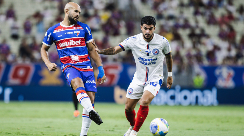 Zé Welison e Cauly disputam lance no jogo Fortaleza x Bahia, no Castelão, pelo Campeonato Brasileiro Série A 2024