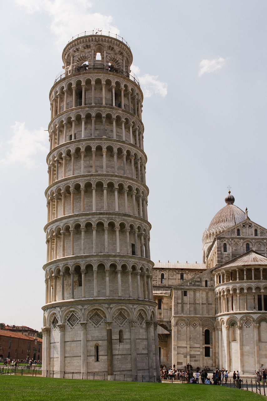A Torre de Pisa não cai por ter uma inclinação estável, sendo um centro de gravidade localizado na posição mais elevada da torre, que faz a força contrária e mantém o equilíbrio. Ainda mais com o reforço que a base ganhou ao longo dos anos.