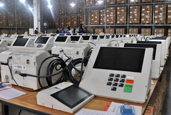 O Tribunal Superior Eleitoral (TSE) é o órgão responsável pelo desenvolvimento dos softwares que operam as urnas eletrônicas no Brasil.
